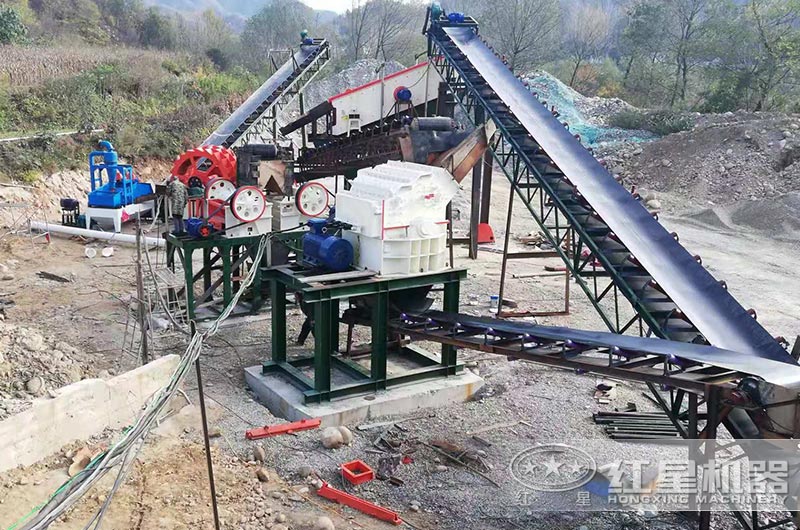 箱式破碎機(jī)制砂現(xiàn)場實(shí)拍圖