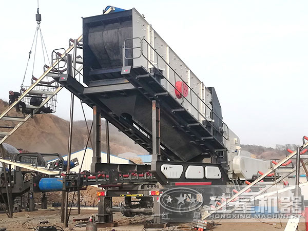 礦山企業(yè)移動打石子機(jī)工作現(xiàn)場
